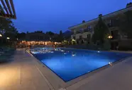 Basen w hotelu Perdikia Beach po zmroku
