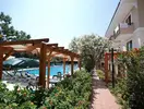 Basen i leżaki w Perdikia Beach