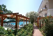 Basen i leżaki w Perdikia Beach
