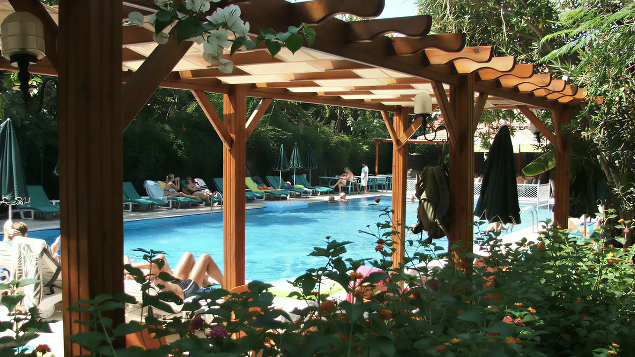 Basen z leżakami w Perdikia Beach