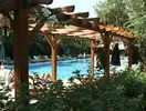 Basen z leżakami w Perdikia Beach