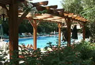 Basen z leżakami w Perdikia Beach