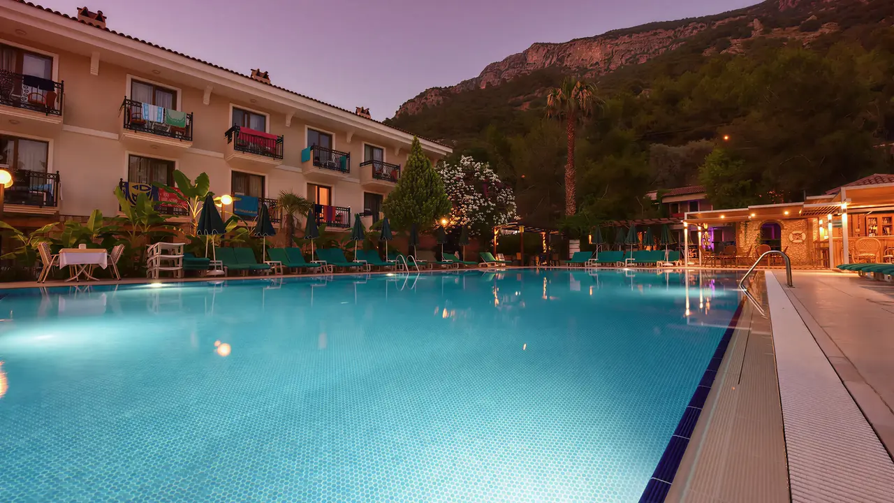 Basen zewnętrzny w hotelu Perdikia Beach