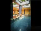 Kryty basen w Perdikia Beach z gośćmi