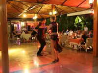 Para tańcząca w Perdikia Beach podczas wieczornego show