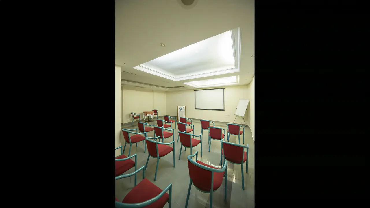 Sala konferencyjna w Perdikia Beach z rzędami krzeseł
