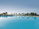 Basen z leżakami i parasolami w Pestana Viking