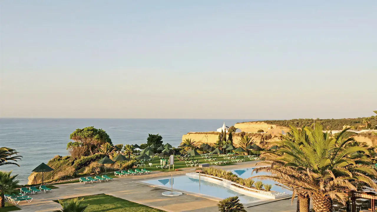 Widok na kompleks basenowy w Pestana Viking