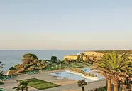 Widok na kompleks basenowy w Pestana Viking