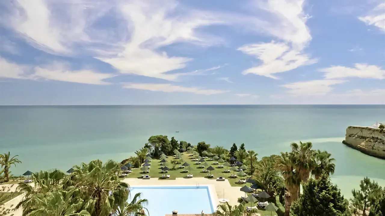 Widok na kompleks Pestana Viking z basenem i plażą