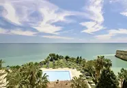 Widok na kompleks Pestana Viking z basenem i plażą