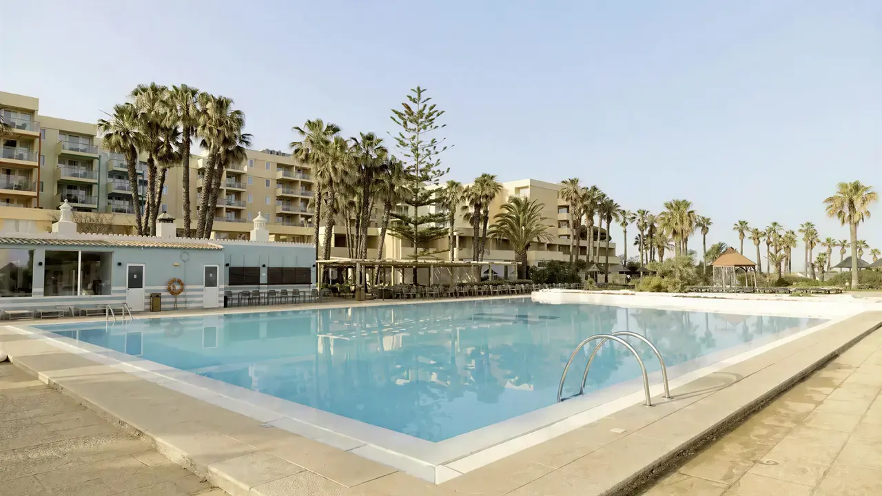 Basen zewnętrzny w hotelu Pestana Viking