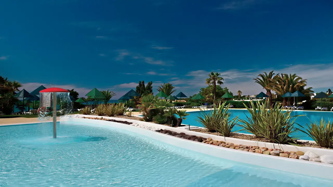 Basen z wodospadem w hotelu Pestana Viking