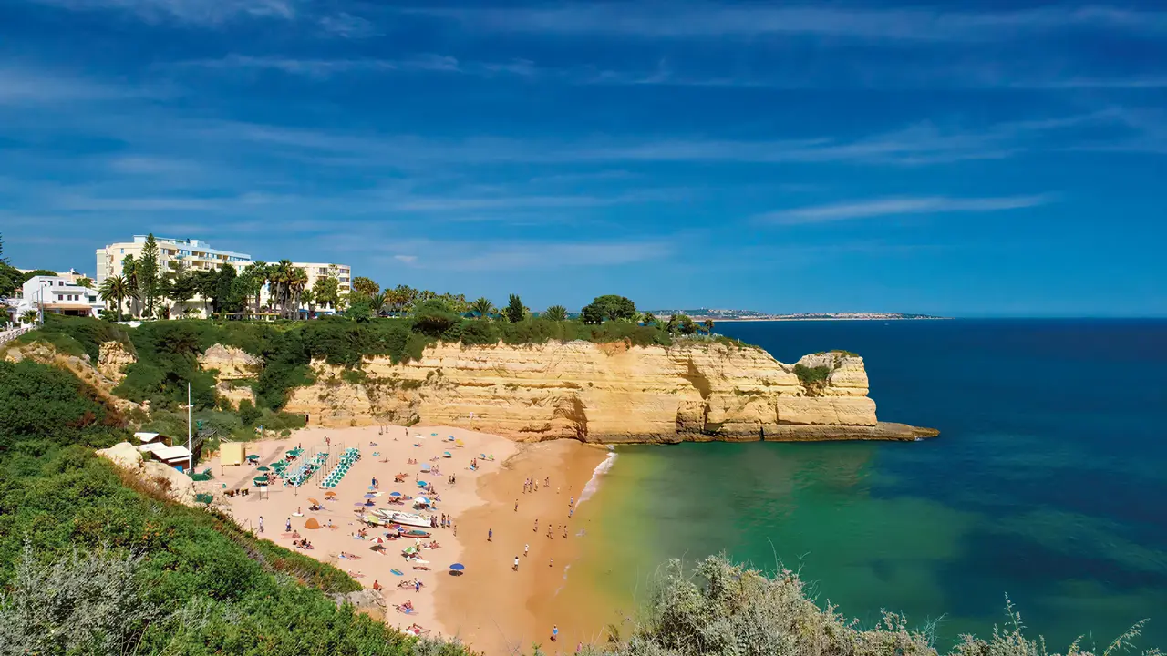 Widok na kompleks Pestana Viking i piaszczystą plażę