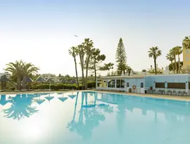 Basen z leżakami w Pestana Viking