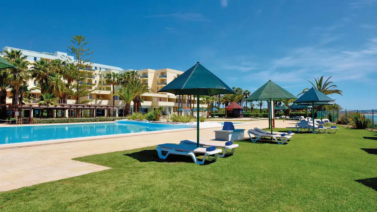 Basen i leżaki w hotelu Pestana Viking