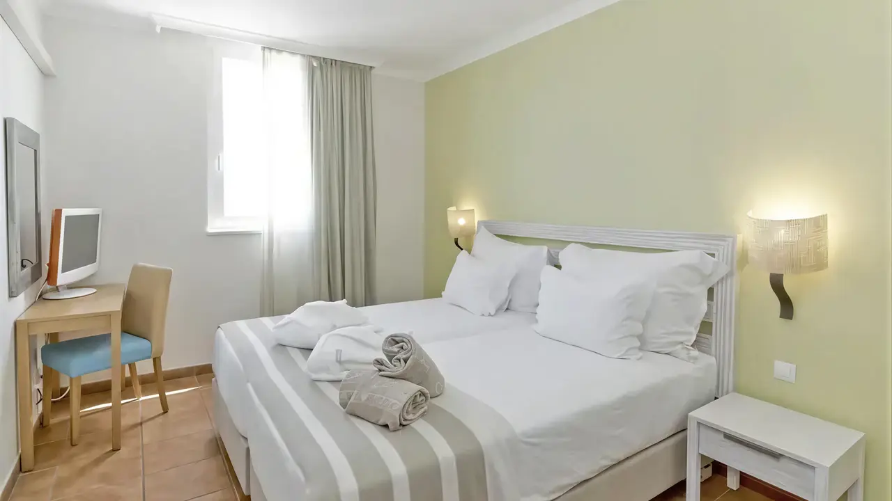 Jasny pokój z łóżkiem w Pestana Viking
