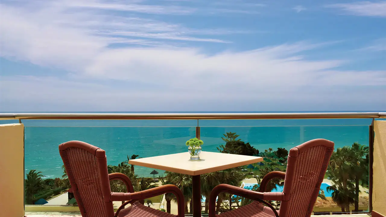 Balkon z widokiem na morze w Pestana Viking