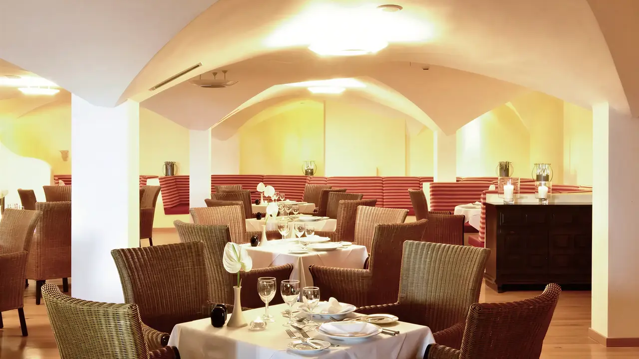 Elegancka restauracja w Pestana Viking z nakrytymi stołami