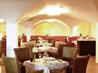 Elegancka restauracja w Pestana Viking z nakrytymi stołami