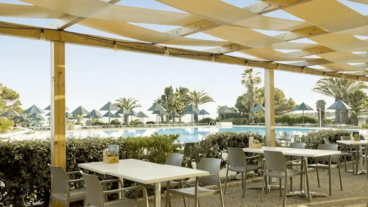 Stoliki w restauracji na świeżym powietrzu Pestana Viking