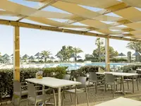 Stoliki w restauracji na świeżym powietrzu Pestana Viking