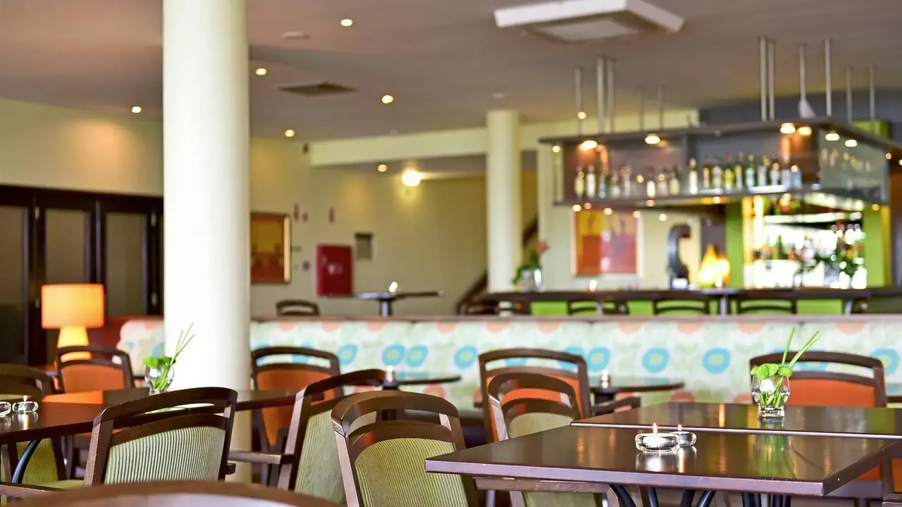 Restauracja w Pestana Viking z ustawionymi stolikami