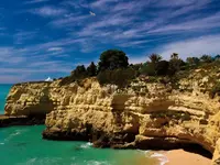 Plaża i klify w Pestana Viking