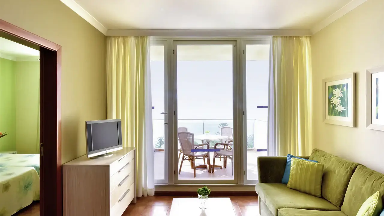 Wnętrze pokoju z salonem w Pestana Viking