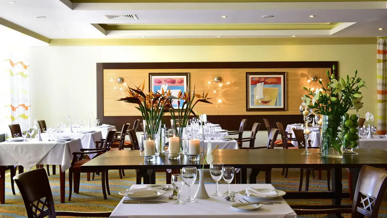 Elegancka restauracja w Pestana Viking z nakrytym stołem