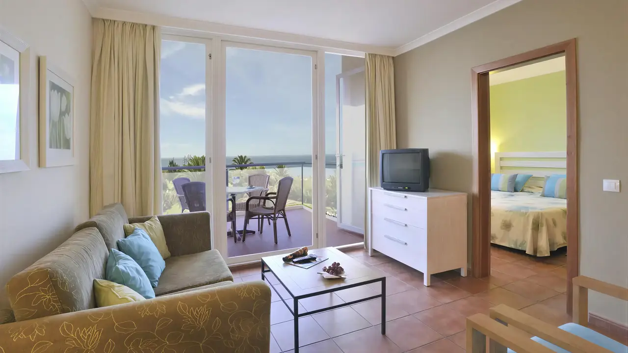 Salon i sypialnia w Pestana Viking z tarasem