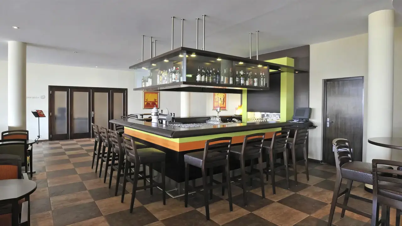 Nowoczesny bar z hokerami w Pestana Viking