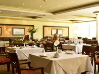 Restauracja z nakrytymi stołami w Pestana Viking