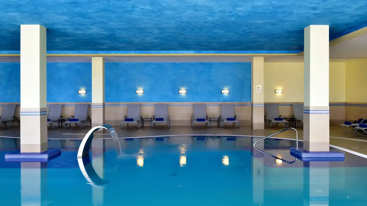 Kryty basen relaksacyjny w hotelu Pestana Viking