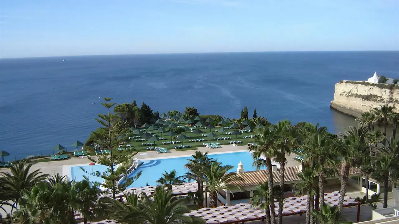 Widok na kompleks Pestana Viking z basenem i morzem