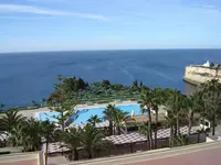 Widok na kompleks Pestana Viking z basenem i morzem