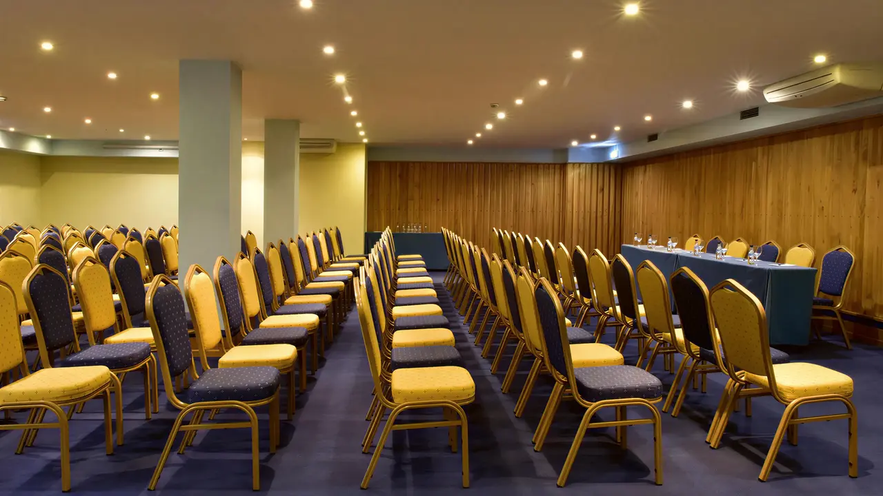 Sala konferencyjna w Pestana Viking z rzędami krzeseł