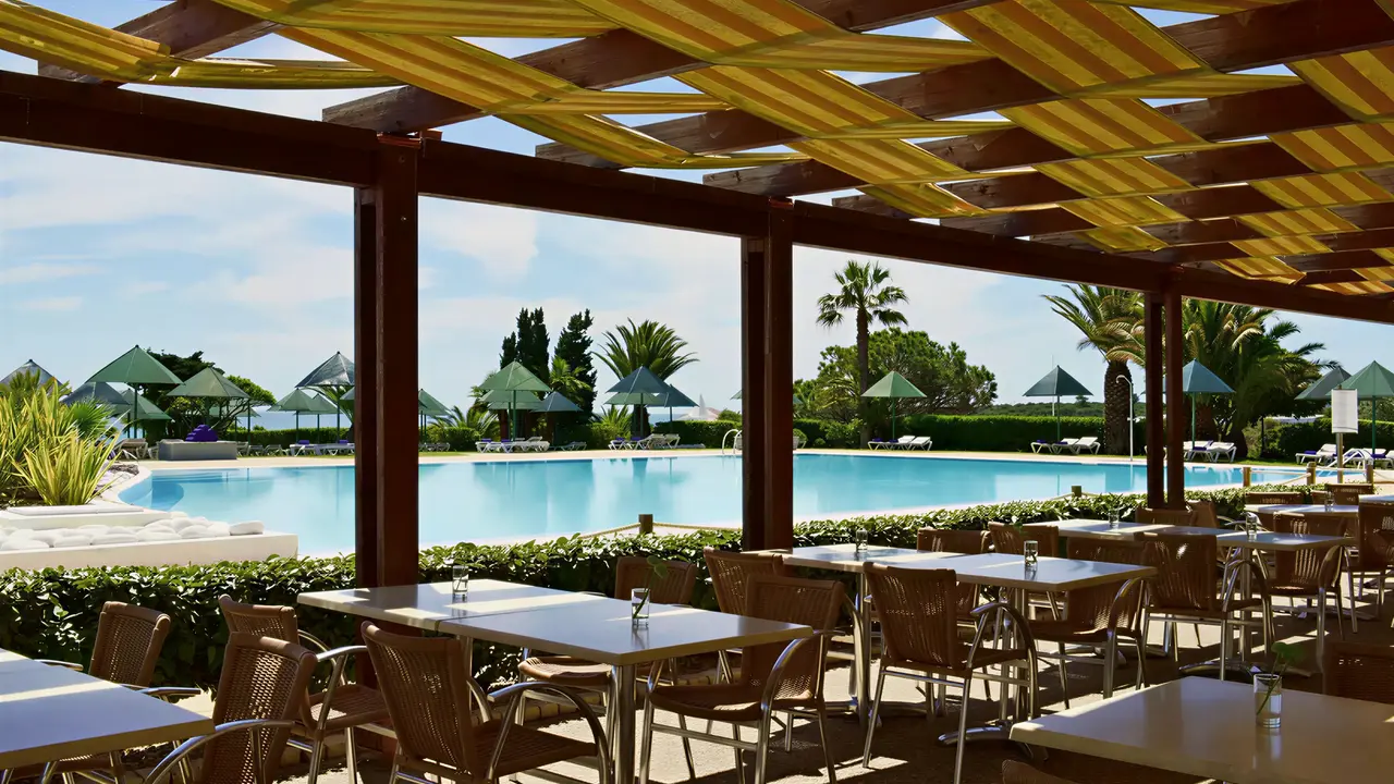 Stolik restauracyjny z widokiem na basen Pestana Viking