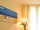 Wnętrze pokoju z lampą w Pestana Viking