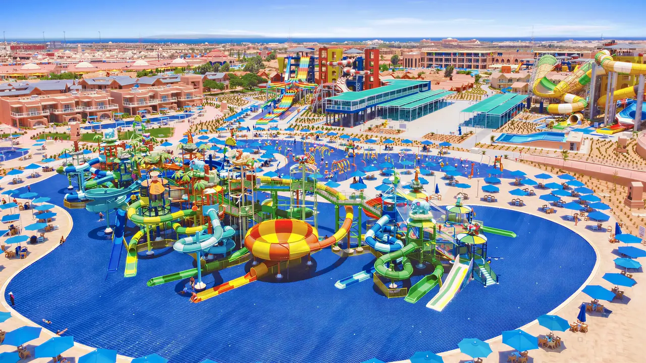 Park wodny w Pickalbatros Jungle Aqua Park Resort Neverland z kolorowymi zjeżdżalniami