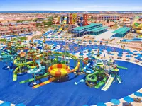 Park wodny w Pickalbatros Jungle Aqua Park Resort Neverland z kolorowymi zjeżdżalniami