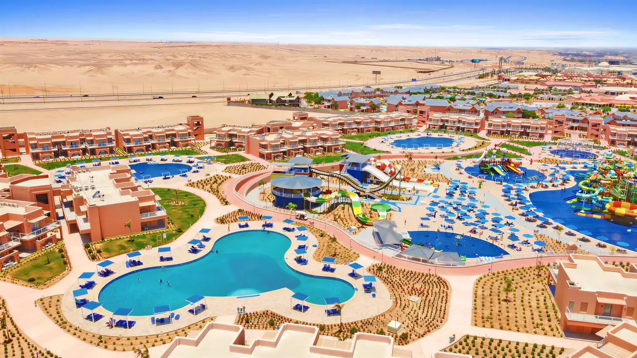 Widok z lotu ptaka na kompleks Pickalbatros Jungle Aqua Park Resort Neverland
