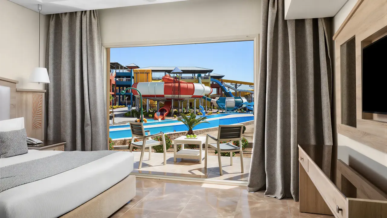 Wnętrze pokoju w Pickalbatros Jungle Aqua Park Resort Neverland z widokiem na zewnątrz