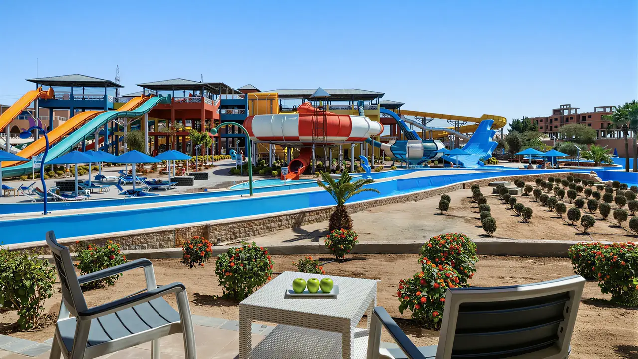 Zjeżdżalnie wodne w kompleksie Pickalbatros Jungle Aqua Park Resort Neverland