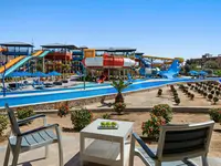 Zjeżdżalnie wodne w kompleksie Pickalbatros Jungle Aqua Park Resort Neverland