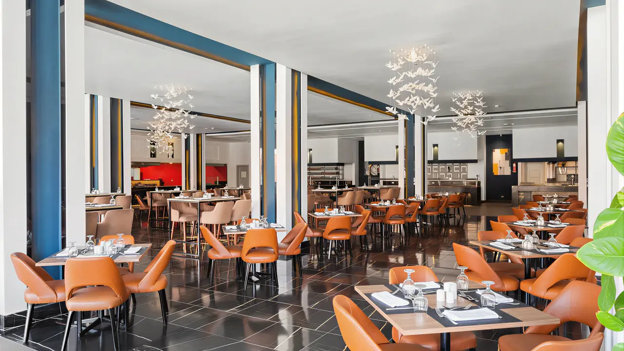 Elegancka restauracja w Pickalbatros Jungle Aqua Park Resort Neverland z pomarańczowymi krzesłami