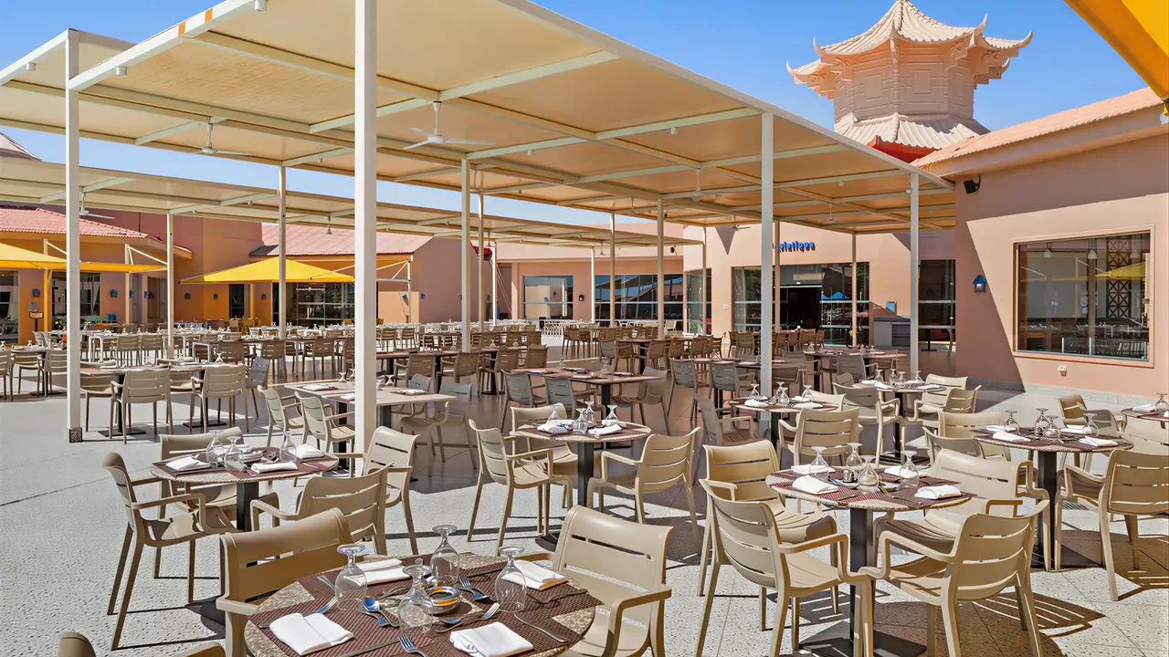 Stolik restauracyjny na zewnątrz w Pickalbatros Jungle Aqua Park Resort Neverland