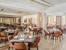 Restauracja w hotelu Pickalbatros Jungle Aqua Park Resort Neverland z nakrytymi stołami