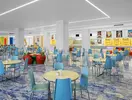 Jadalnia w Pickalbatros Jungle Aqua Park Resort Neverland z niebieskimi krzesłami