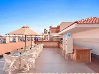 Taras z widokiem na plażę w Pickalbatros Jungle Aqua Park Resort Neverland